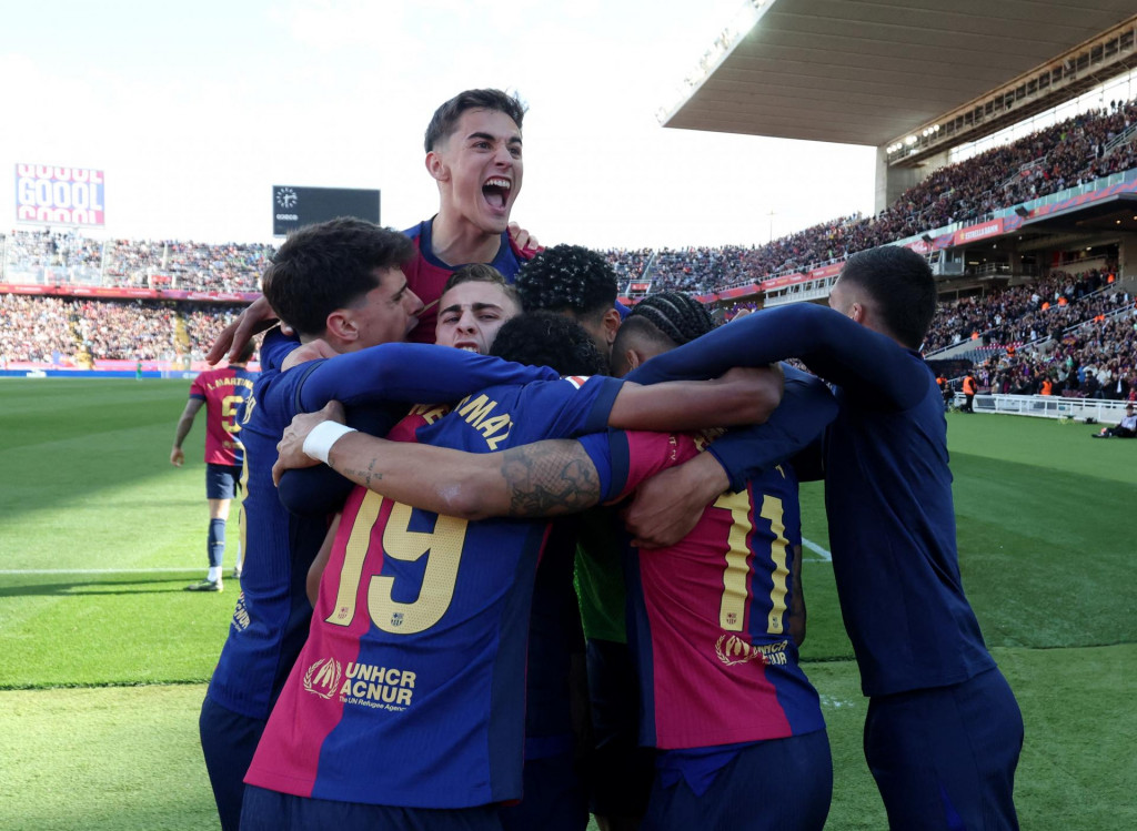 LaLiga - FC Barcelona vs. Celta Vigo - Estadi Olimpic Lluis Companys, Barcelona, ​​Španielsko - 19. apríla 2025 Raphinha z FC Barcelona oslavuje so svojimi spoluhráčmi štvrtý gól REUTERS/Albert Gea FOTO: Albert Gea
