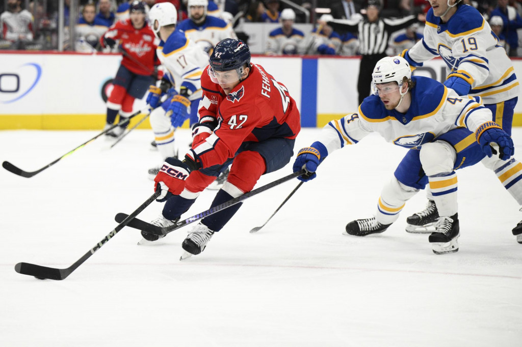 Slovenský hokejista Washingtonu Capitals Martin Fehérváry (uprostred). FOTO: TASR/AP