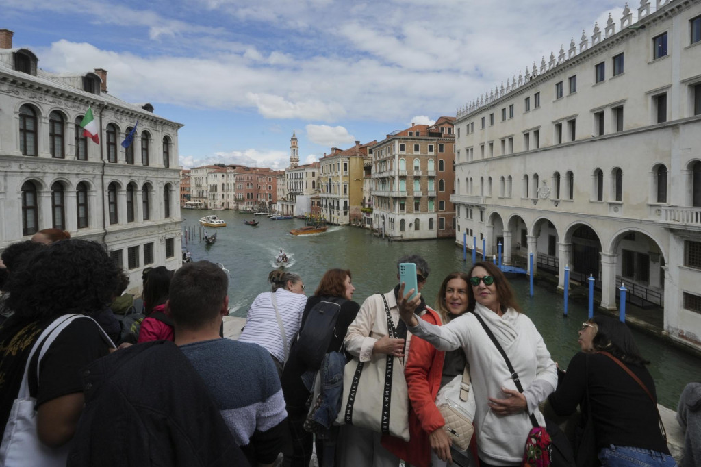 Turisti sa fotografujú na moste Rialto (Ponte di Rialto) v Benátkach. FOTO: TASR/AP