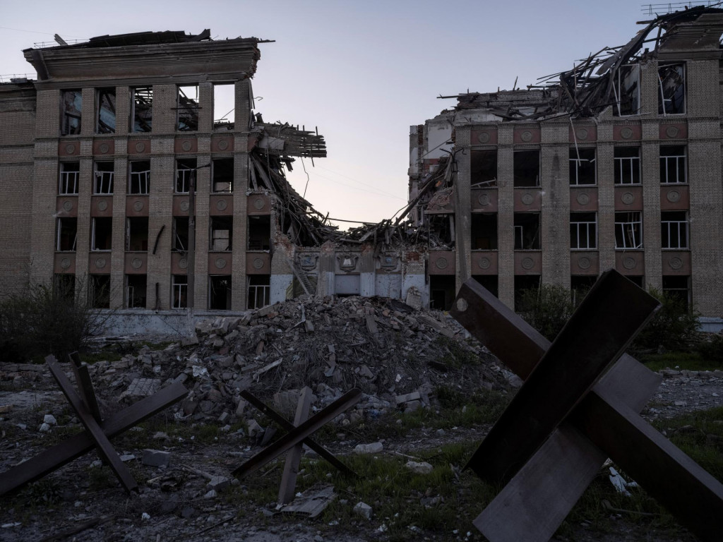 Bbudova zasiahnutá ruskými vojenskými údermi v ukrajinskom meste Kosťantynivka v Doneckej oblasti. FOTO: Reuters/Ukrajiské ozbrojené sily