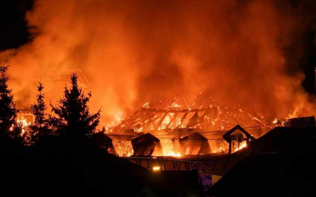 V meste Fiľakovo v okrese Lučenec došlo v noci k rozsiahlemu požiaru polyfunkčnej budovy. FOTO: Facebook/Hasičský a záchranný zbor