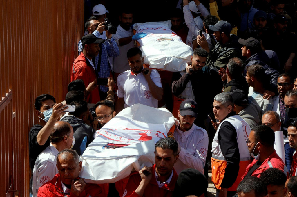 Palestínčania smútia za zdravotníkmi, ktorí sa počas záchrannej misie dostali pod izraelskú paľbu. FOTO: Reuters