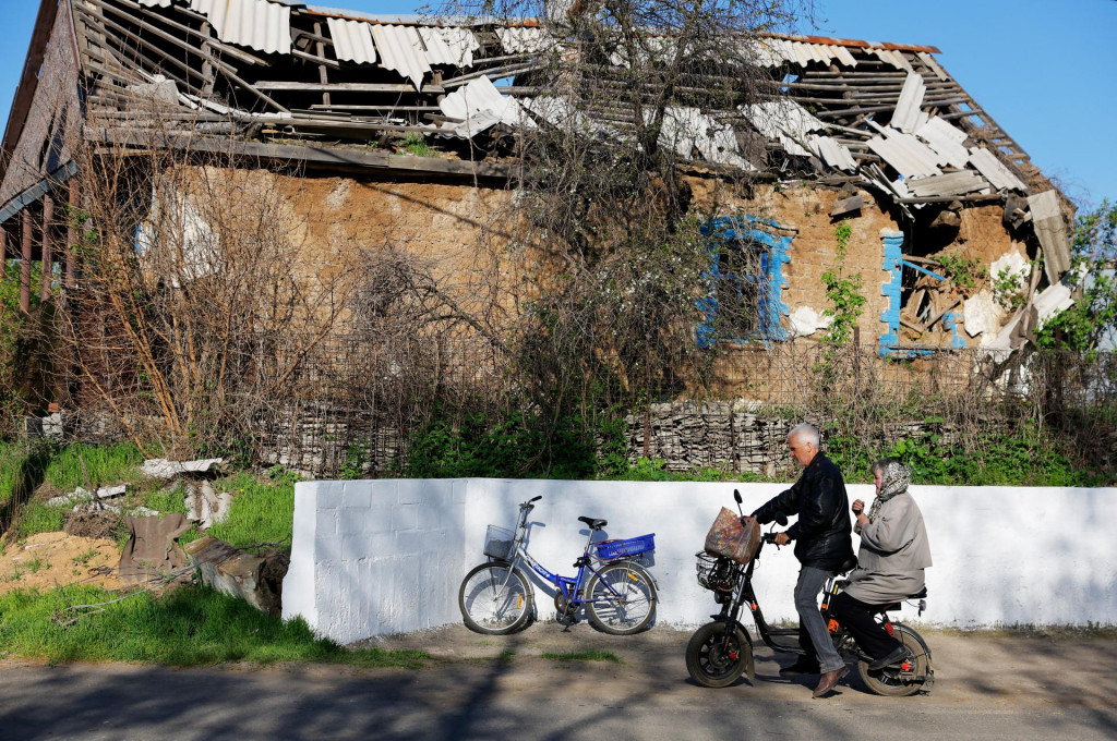 Ľudia prichádzajú na pravoslávnu veľkonočnú bohoslužbu do kostola v Avdijivke. FOTO: Reuters