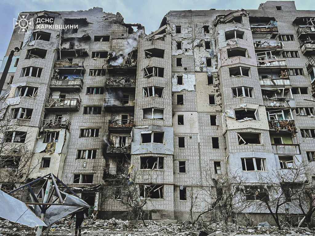 Dym stúpa z horiacej budovy po ruskom útoku v meste Kupjansk, v Charkovskej oblasti. FOTO: TASR/AP