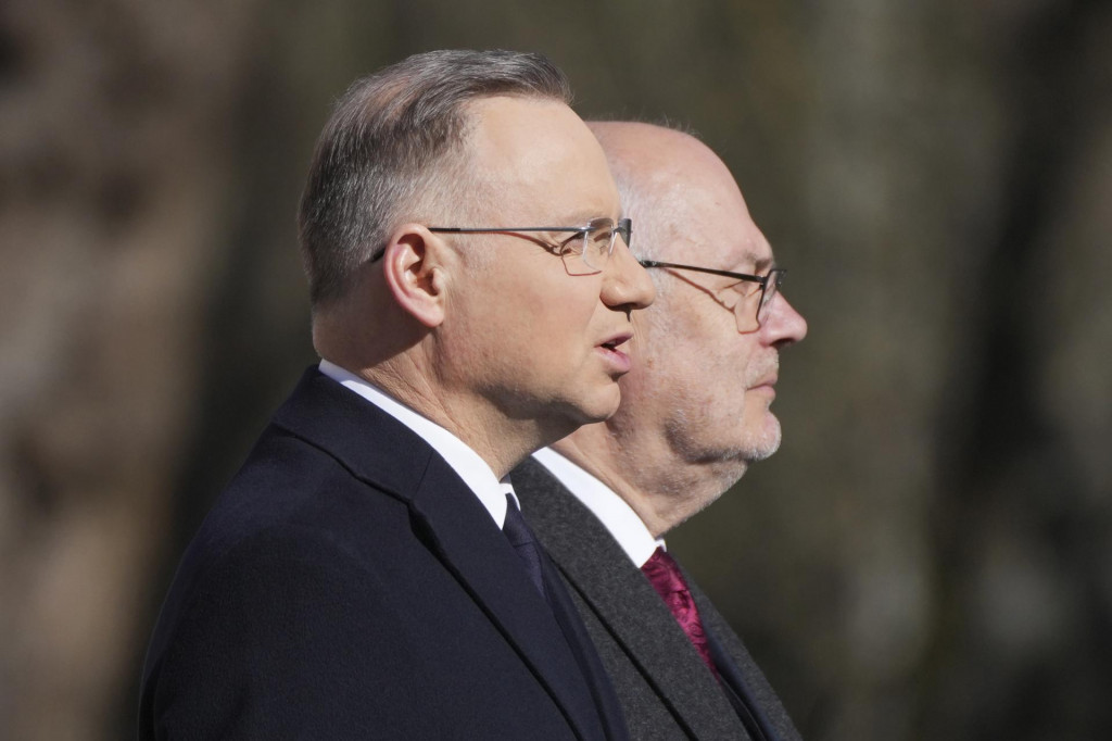 Poľský prezident Andrzej Duda (vľavo) a estónsky prezident Alar Karis. FOTO: TASR/AP