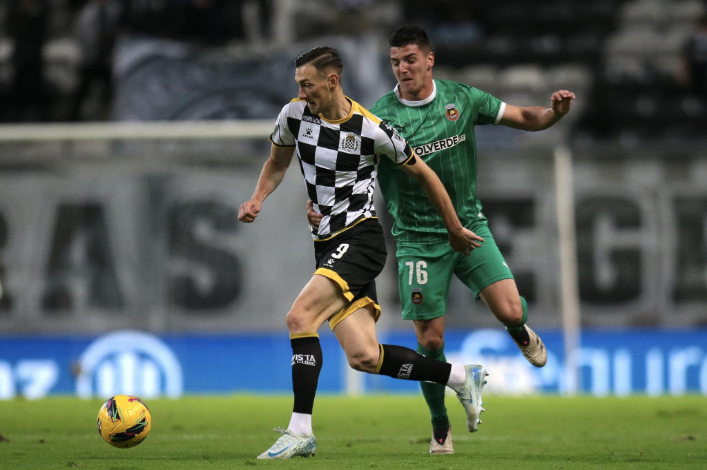 Šachovnicový dres klubu Boavista Porto by mohol Róbert Boženík už čoskoro vymeniť za nový zámorský angažmán. FOTO: TASR/LUSA – Manuel Fernando Araujo