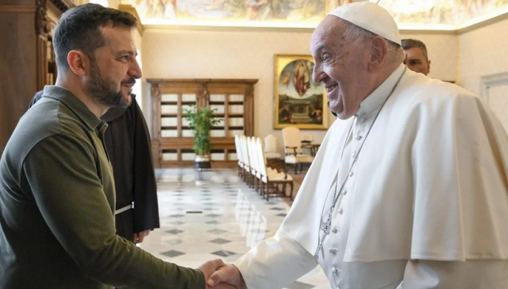 Volodymyr Zelenskyj a pápež František. FOTO: TASR/AP