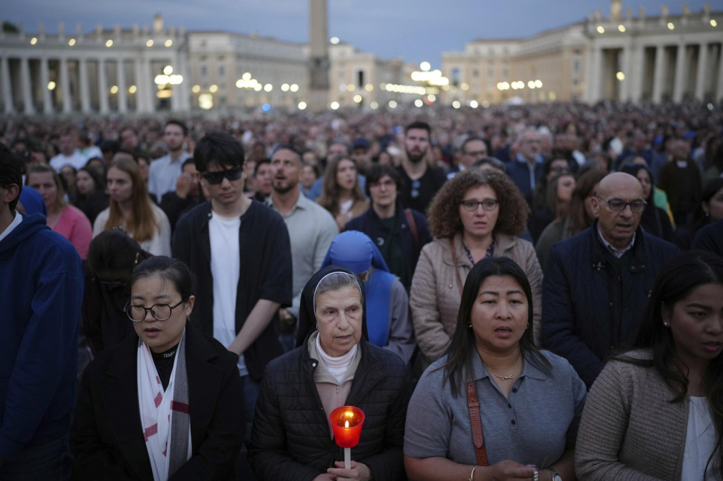 Veriaci sa účastnia na modlibe sv. ruženca za zosnulého pápeža Františka na Námestí sv. Petra vo Vatikáne. FOTO: TASR/AP