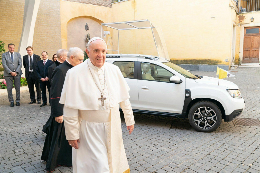 Pápež František mal radšej jednoduchšie a skromnejšie vozidlá, preto sa nevyhýbal ani jazde v Dacie Duster.