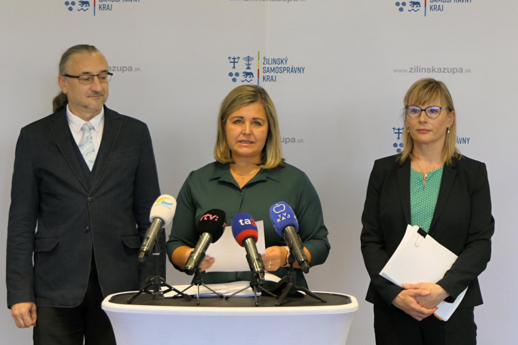 V strede predsedníčka ŽSK Erika Jurinová. FOTO TASR