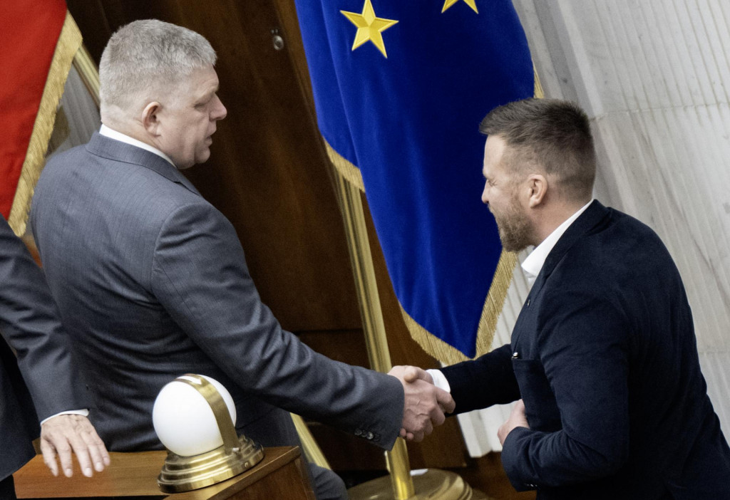 Premiér Robert Fico a poslanec parlamentu a splnomocnenec vlády pre prešetrenie pandémie Covid-19 Peter Kotlár. FOTO: TASR/Martin Baumann