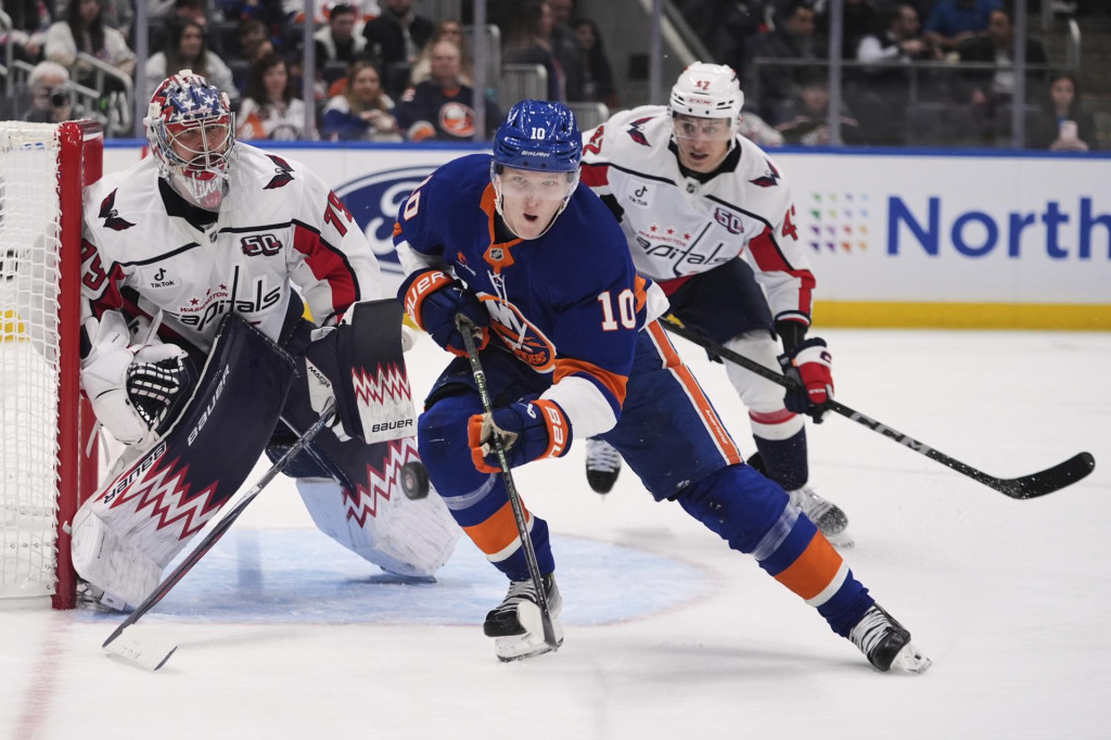 Slovenský hokejista v drese Washingtonu Capitals Martin Fehérváry (vpravo). FOTO: TASR/AP
