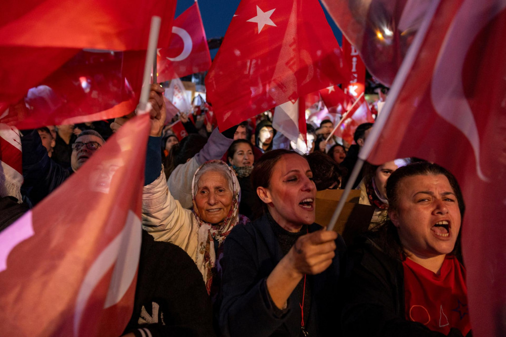 Zadržanie Imamogla, ktoré opozícia označila za politicky motivované, vyvolalo masové protesty vo viacerých tureckých mestách. FOTO: REUTERS