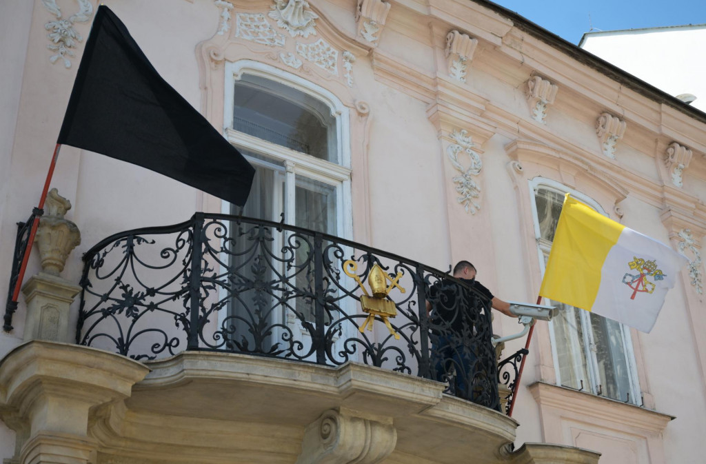 Na snímke vlajky na Rímskokatolíckom arcibiskupskom úrade v Košiciach 21. apríla 2025 v súvislosti s úmrtím pápeža Františka. FOTO TASR