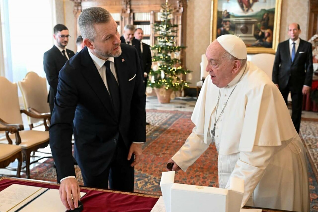 Prezident SR Peter Pellegrini a pápež František počas súkromnej audiencie vo Vatikáne v pondelok 9. decembra 2024. FOTO TASR - Vatican Media