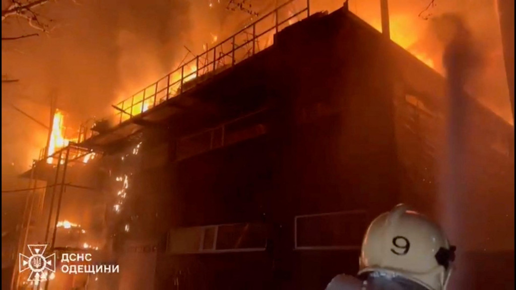 Hasič pracuje v blízkosti horiacej budovy po útokoch bezpilotných lietadiel ruských síl v Odese. FOTO: Reuters/Štátna pohotovostná služba Ukrajiny