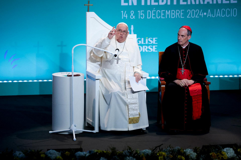 Pápež František sa zúčastňuje záverečného zasadnutia kongresu ”Populárna religiozita v Stredomorí” spolu s kardinálom Francois-Xavierom Bustillom, biskupom z Ajaccia, v Palais des Congres et d‘Exposition d‘Ajaccio počas svojej apoštolskej cesty v Ajacciu na Korzike vo Francúzsku. FOTO: Reuters