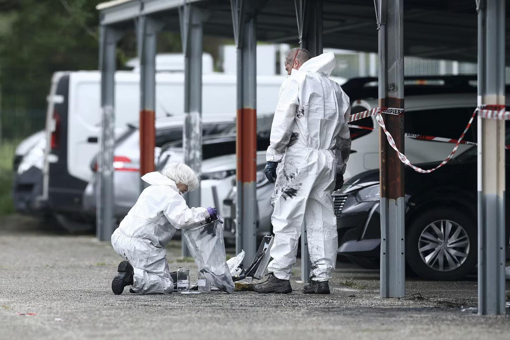 Odkaz od narkobarónov. Policajní technici skúmajú obhorené autá na mieste útoku, pri väznici Tarascon blízko juhofrancúzskeho Avignonu. FOTO: Reuters