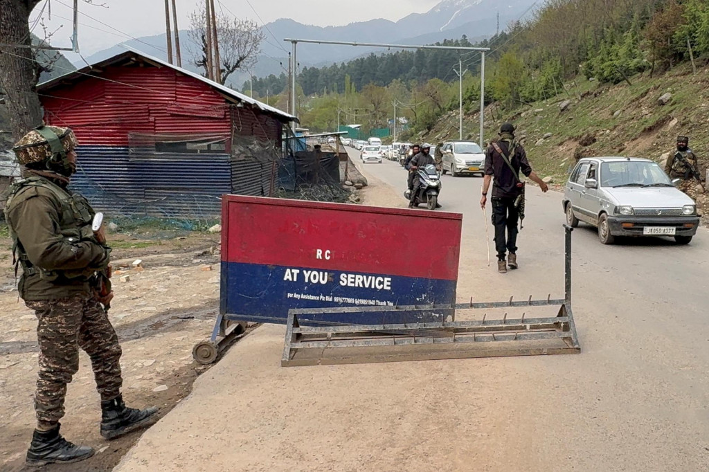 Indickí policajti zastavujú vozidlá na kontrolnom stanovišti po podozrení z útoku militantov neďaleko Pahalgamu v juhokašmírskej štvrti Anantnag. FOTO: Reuters