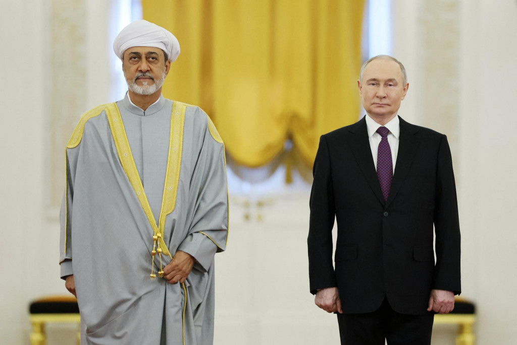 Ruský prezident Vladimir Putin a ománsky sultán Hajtham bin Tárik Ál Saíd sa zúčastňujú stretnutia v Kremli v Moskve. FOTO: Reuters