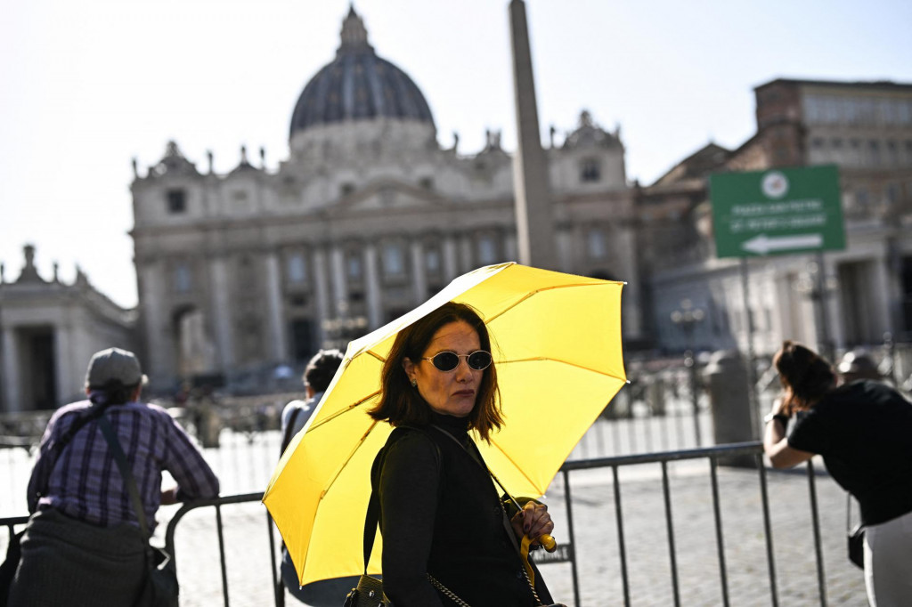 Uzavreté bude námestie svätého Petra vo Vatikáne, kde sa na priestranstve pred svätopetrskou bazilikou uskutoční v sobotu o 10.00 h pohrebná liturgia. FOTO: REUTERS