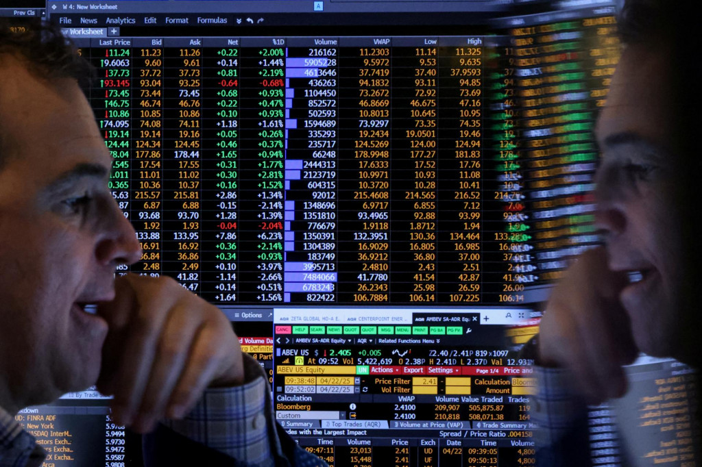 Na devízovom trhu dnes euro oslabovalo voči americkému doláru po tom, čo sa v pondelok kvôli Trumpovým útokom na šéfa Fedu vyšplhalo na najvyššiu úroveň za zhruba tri a pol roka. FOTO: REUTERS