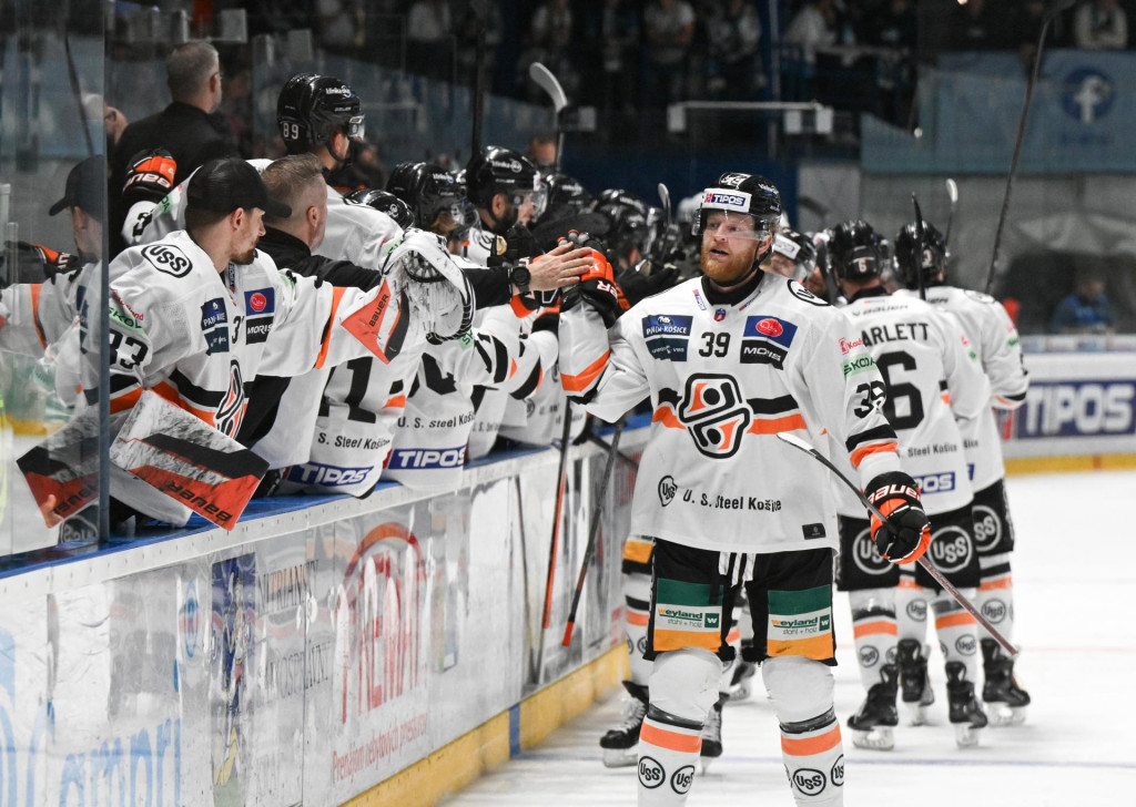 Na snímke radosť hráčov Košíc po úvodnom góle v treťom zápase finále play off Tipos extraligy medzi HK Nitra a HC Košice. FOTO: TASR/Henrich Mišovič