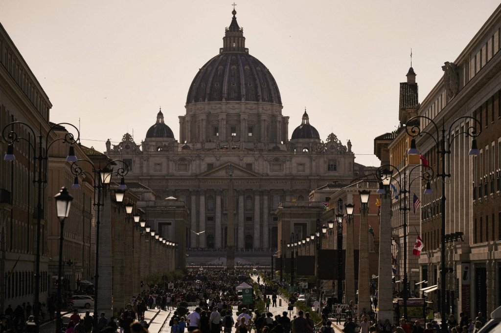 Na snímke ľudia sa prechádzajú na Námestí sv. Petra vo Vatikáne. FOTO: TASR/AP