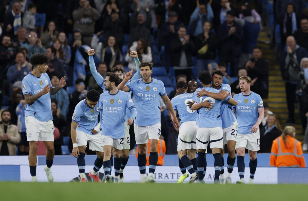 Matheus Nunes z Manchestru City oslavuje so spoluhráčmi druhý gól. FOTO: REUTERS