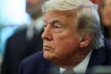 Americký prezident Donald Trumpa, jeho bezprecedentná colná politika je príčinou chaosu a neistoty vo svetovej ekonomike. FOTO: REUTERS