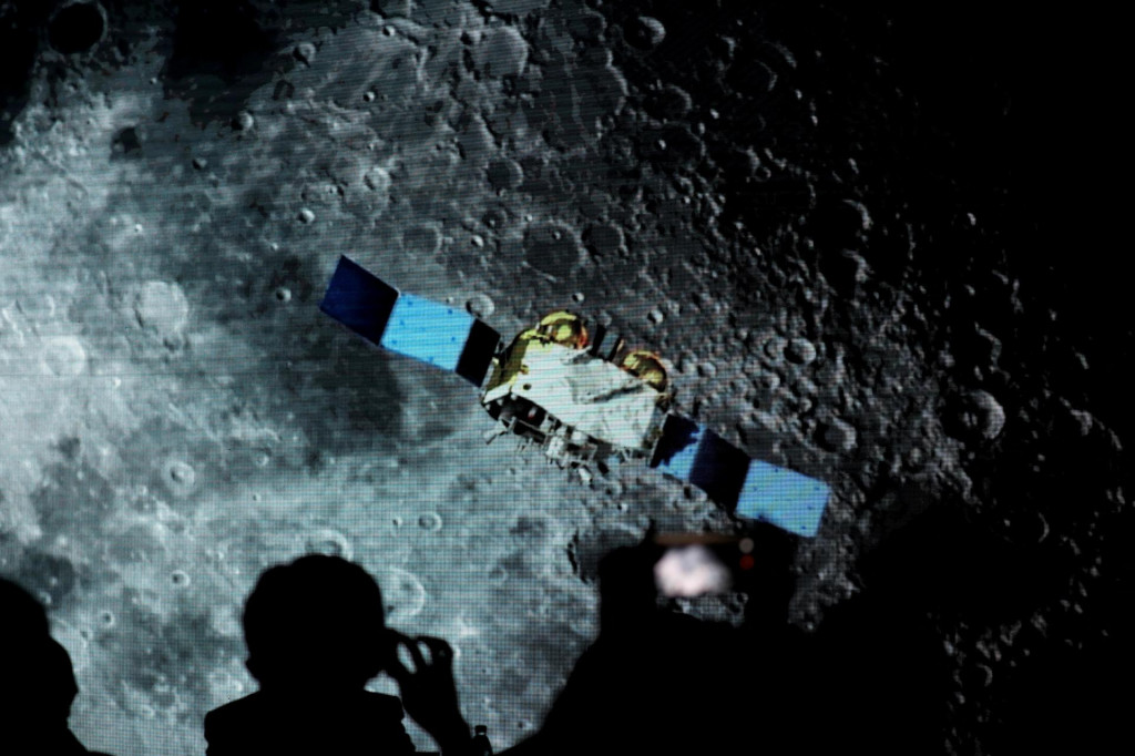 Obrazovka zobrazuje zábery kozmickej lode pre misiu Chang‘e-5 počas podujatia čínskeho programu prieskumu Mesiaca v Národných astronomických observatóriách Čínskej akadémii vied (CAS) v Pekingu. FOTO: Reuters