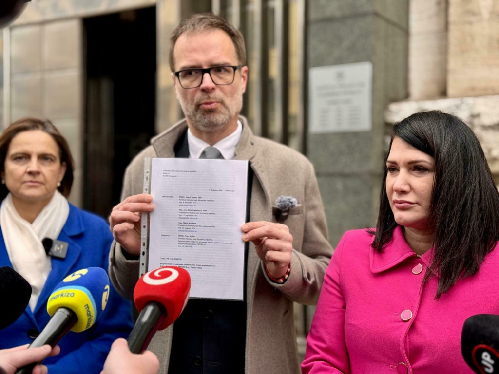Poslanci Národnej rady za SaS Tomáš Szalay, Mária Kolíková a Janka Bittó Cigániková. FOTO: HN/Akos Cséplö