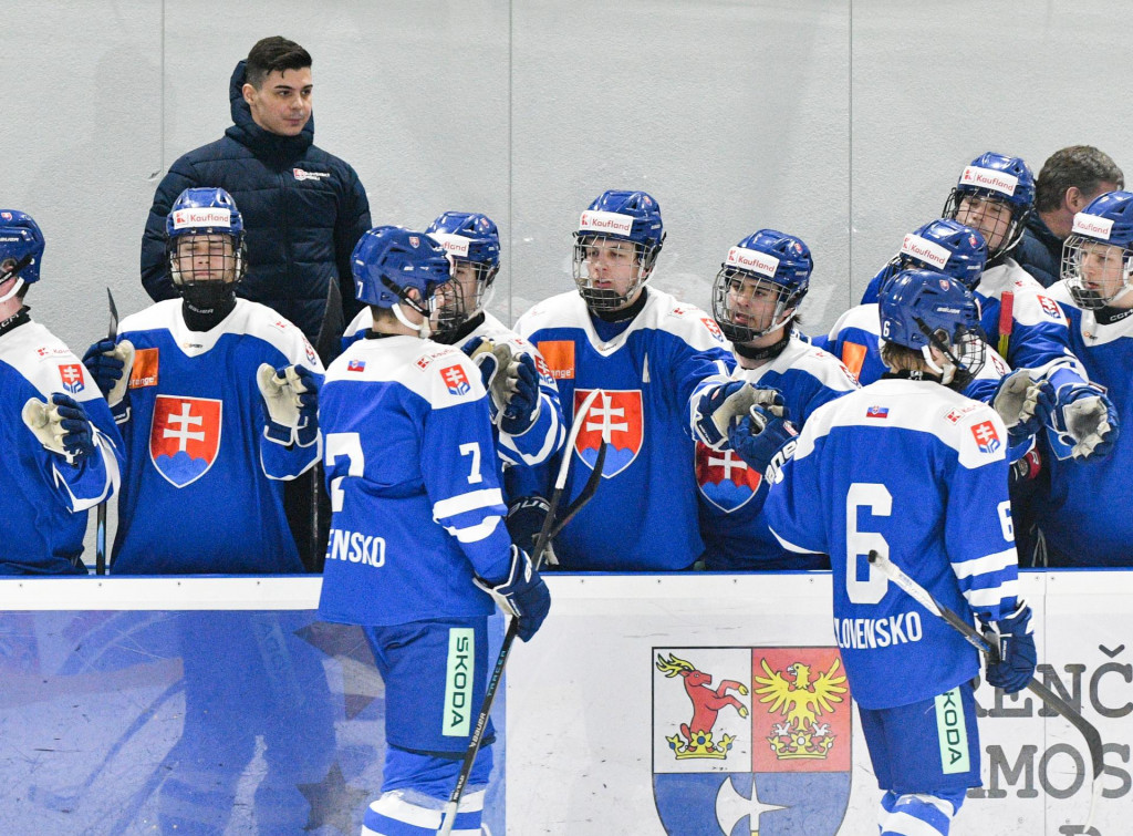 Hlavný tréner slovenskej hokejovej reprezentácie do 18 rokov Martin Dendis a hráči. FOTO: TASR/Martin Medňanský