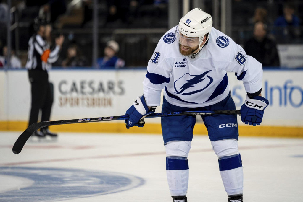 Na snímke slovenský hráč Tampy Bay Erik Černák sa usmieva v zápase zámorskej hokejovej NHL Tampa Bay Lightning - New York Rangers v New Yorku 7. apríla 2025. FOTO: TASR/AP
