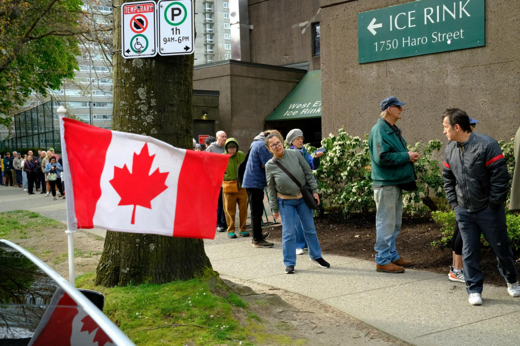 Počas &scaron;tyroch dn&iacute; predčasn&eacute;ho hlasovania v parlamentn&yacute;ch voľb&aacute;ch v Kanade odovzdalo svoj hlas rekordn&yacute;ch 7,3 mili&oacute;na voličov. FOTO: Reuters