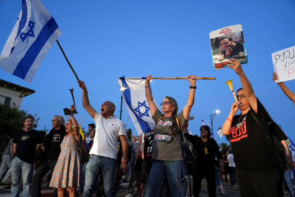 Protesty za prepustenie rukojemníkov. FOTO: Reuters