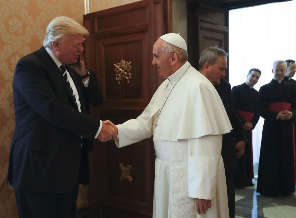 Pápež František (vpravo v popredí) a prezident USA Donald Trump. FOTO: TASR/AP