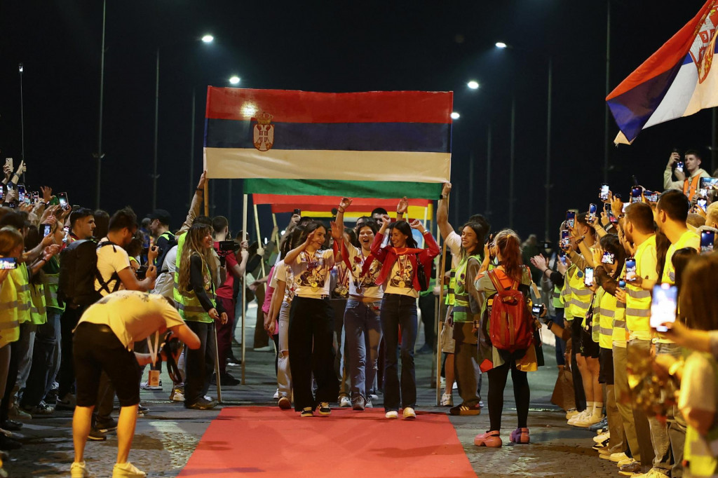 Ľudia vítajú srbských študentov, ktorí prešli na bicykli z Nového Sadu do Štrasburgu, aby upozornili EÚ na svoje niekoľkomesačné protesty. FOTO: Reuters