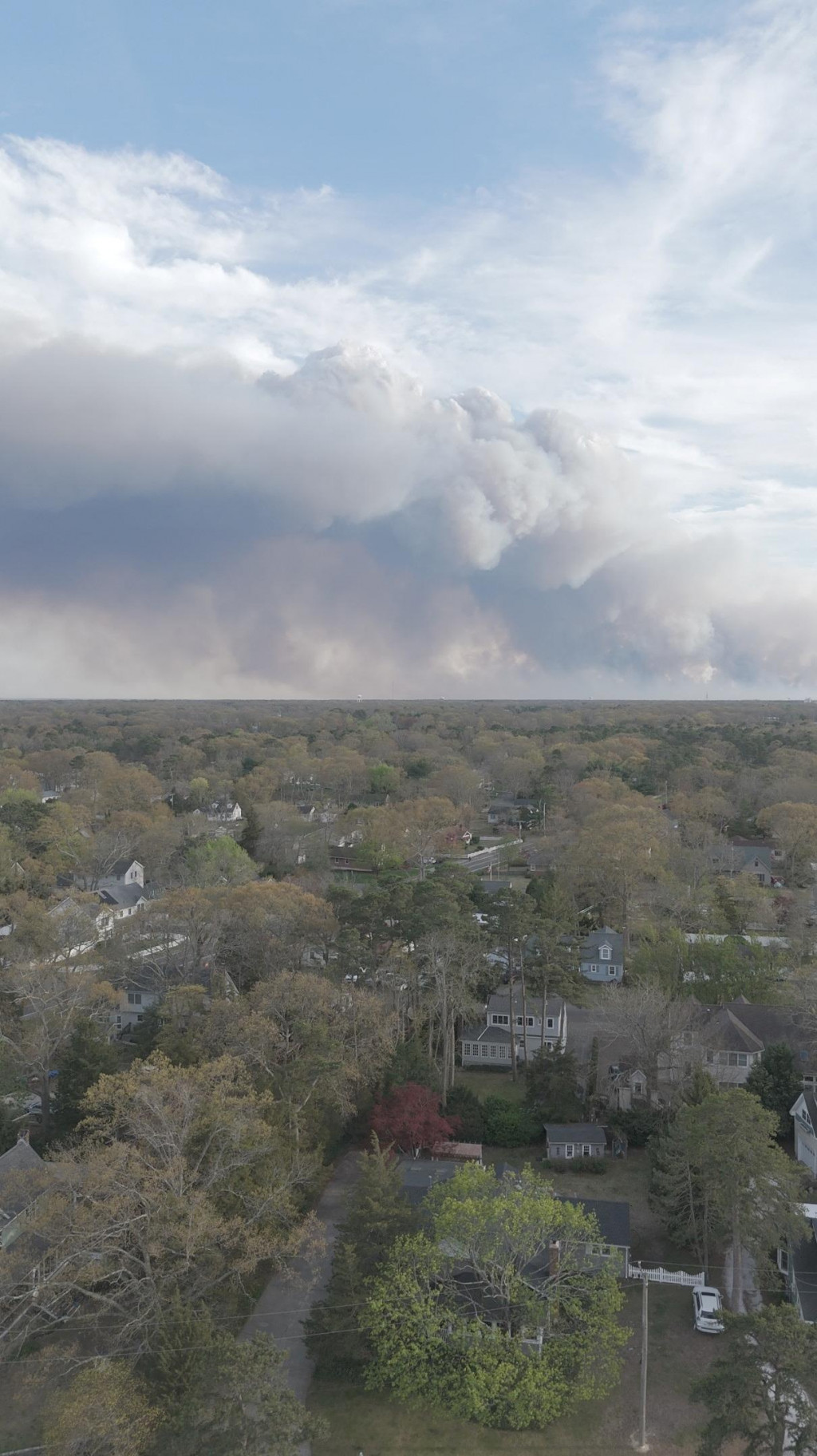Pohľad z dronu ukazuje dym stúpajúci z lesného požiaru v Pine Beach v New Jersey. FOTO: Reuters/nstagram/Kevin Doh