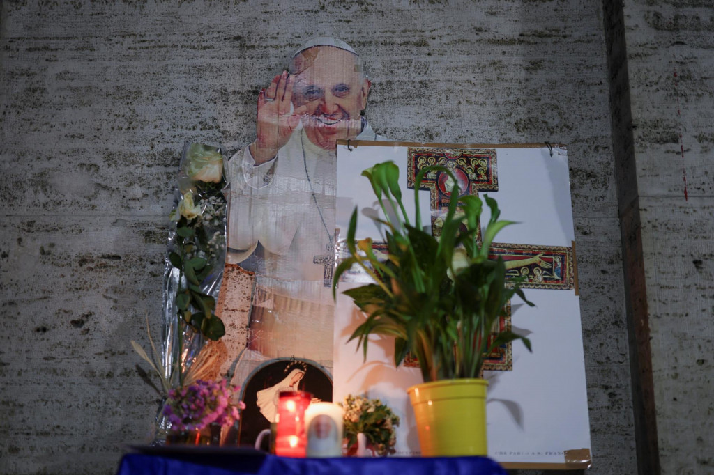 Pohľad na provizórny pamätník v blízkosti Námestia svätého Petra po smrti pápeža Františka z Ríma v Taliansku. FOTO: Reuters
