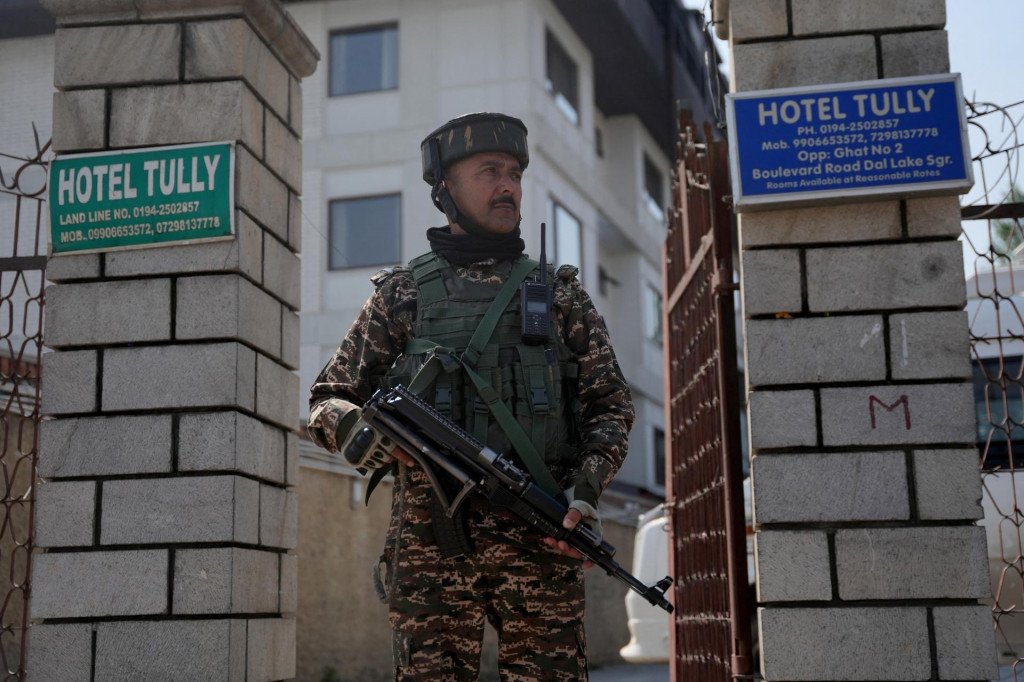 Personál indických bezpečnostných síl stráži pred hotelom po útoku na juhu Kašmíru. FOTO: Reuters