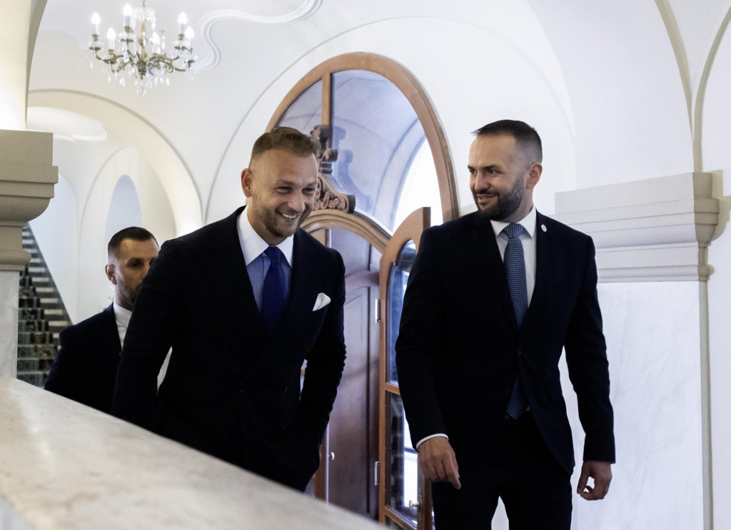 Na snímke vľavo minister vnútra SR Matúš Šutaj Eštok (Hlas-SD) prichádza na rokovanie 86. schôdze vlády SR 23. apríla 2025 v Bratislave. FOTO TASR