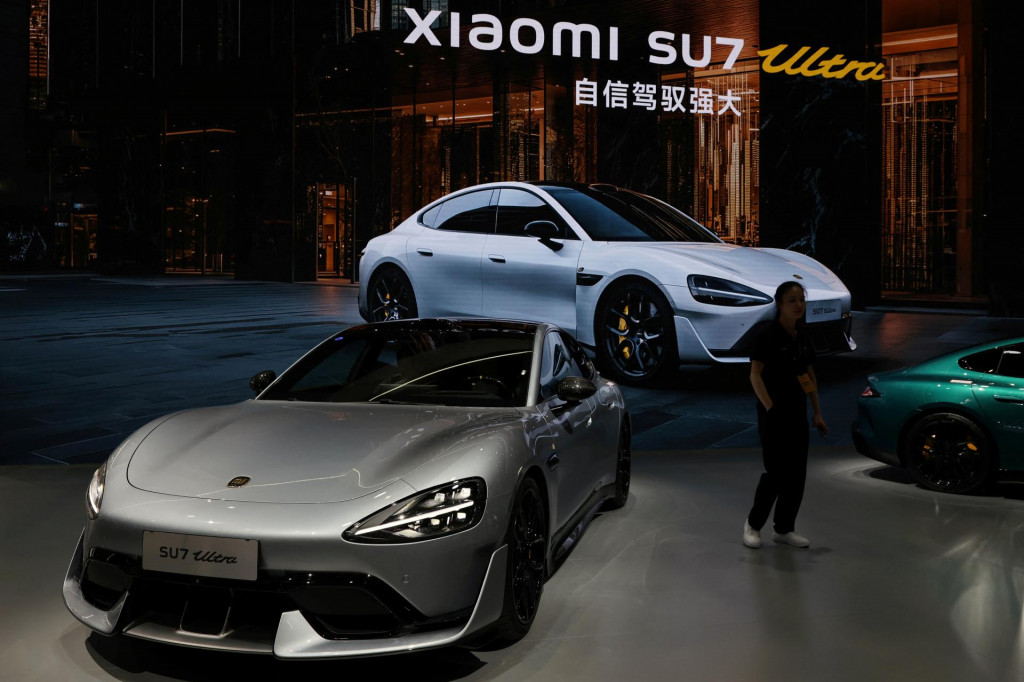 Elektrické vozidlo Xiaomi SU7 Ultra (EV) je vystavené počas mediálneho dňa na výstave Auto Shanghai v Šanghaji. FOTO: Reuters