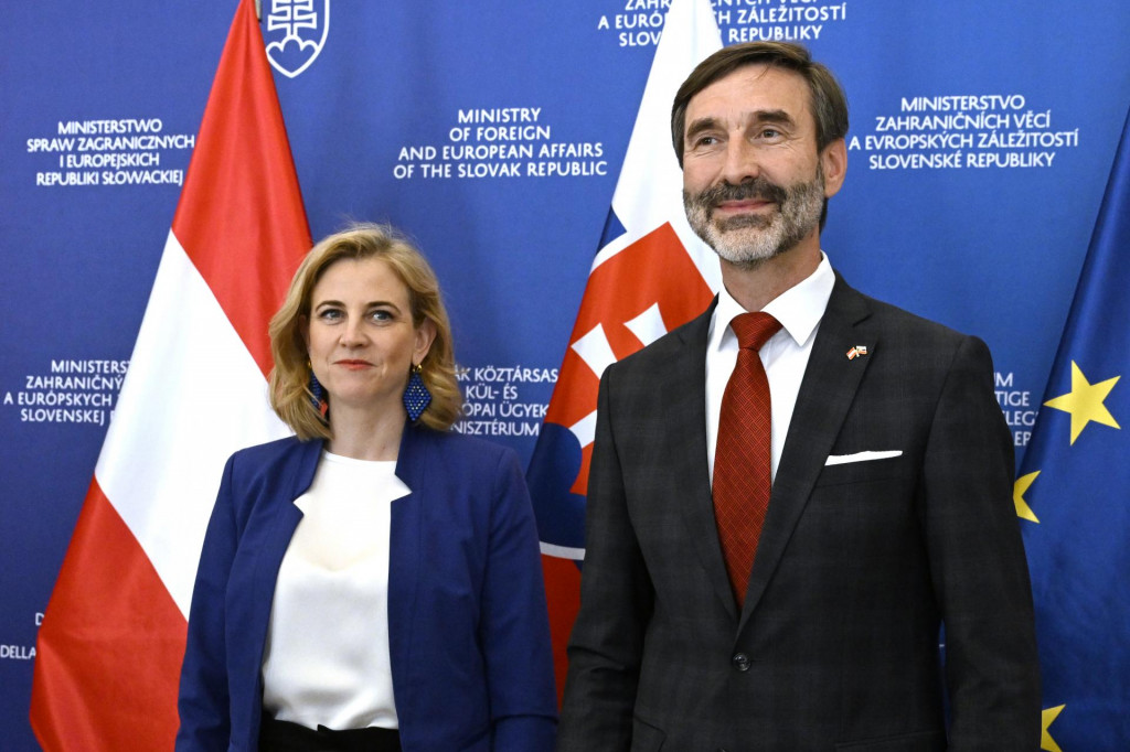Ministerka pre európske a medzinárodné záležitosti Beate Meinl-Reisingerová počas stretnutia s ministrom zahraničných vecí a európskych záležitostí Jurajom Blanárom (vpravo). FOTO: TASR/Pavel Neubauer