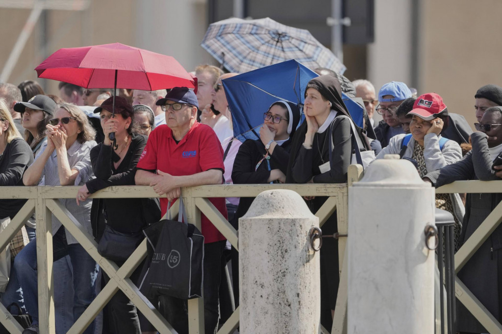 Ľudia stoja v rade, aby sa poklonili pred vystavenou rakvou s telom zosnulého pápeža Františka v Bazilike sv. Petra vo Vatikáne. FOTO: TASR/AP