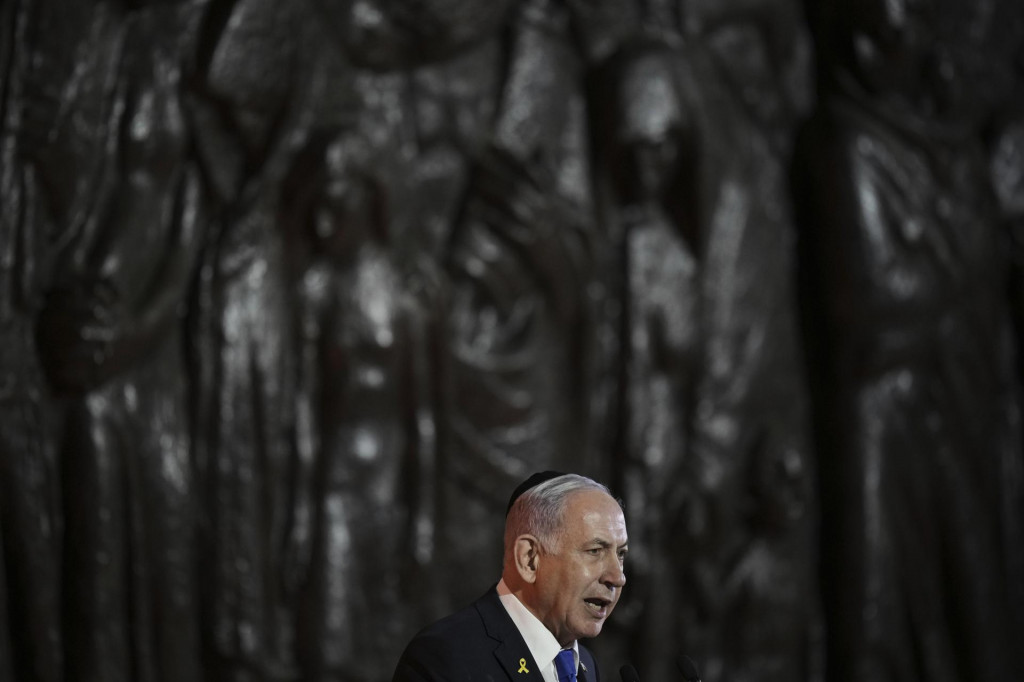 Izraelský premiér Benjamin Netanjuahu vystupuje s prejavom pri príležitosti dňa pamiatky obetí holokaustu v priestoroch pamätníka holokaustu Jad Vašem v Jeruzaleme. FOTO: TASR/AP