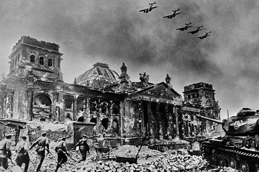 Sovietski vojaci pred zničenou budovou Ríšskeho snemu počas bitky o Berlín na konci apríla 1945.