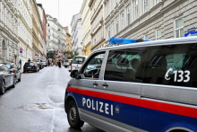 Policajné vozidlo hliadkuje na mieste zhromaždenia fanúšikov speváčky Taylor Swiftovej po zrušení jej troch koncertov vo Viedni. FOTO: Reuters