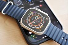 Presne pred desiatimi rokmi sa začali predávať prvé hodinky Apple Watch. Americký výrobca odvtedy neustále túto kategóriu zariadení vylepšuje, dizajnová myšlienka hlavného modelu však zostáva stále rovnaká.