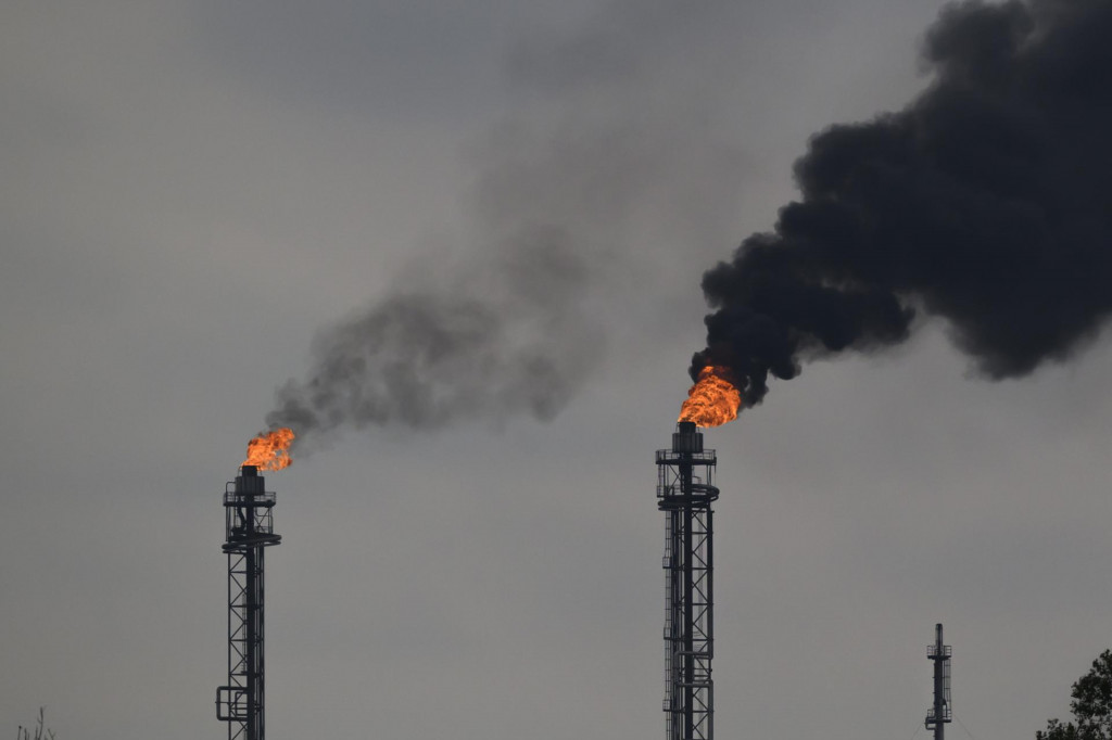 Na snímke oheň a dym z horákov rafinérie Slovnaft. FOTO: TASR/Jaroslav Novák